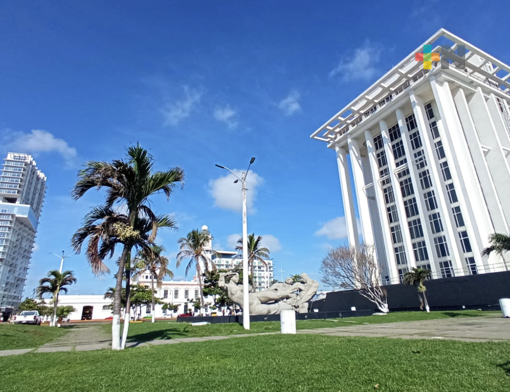 Ambiente caluroso con baja probabilidad de lluvia, se espera surada por la noche